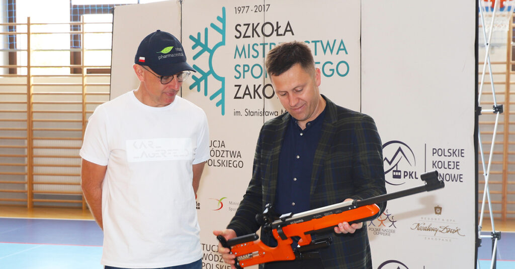 Tomasz Sikora przekazuje karabinek laserowy Szkole Mistrzostwa Sportowego w Zakopanem