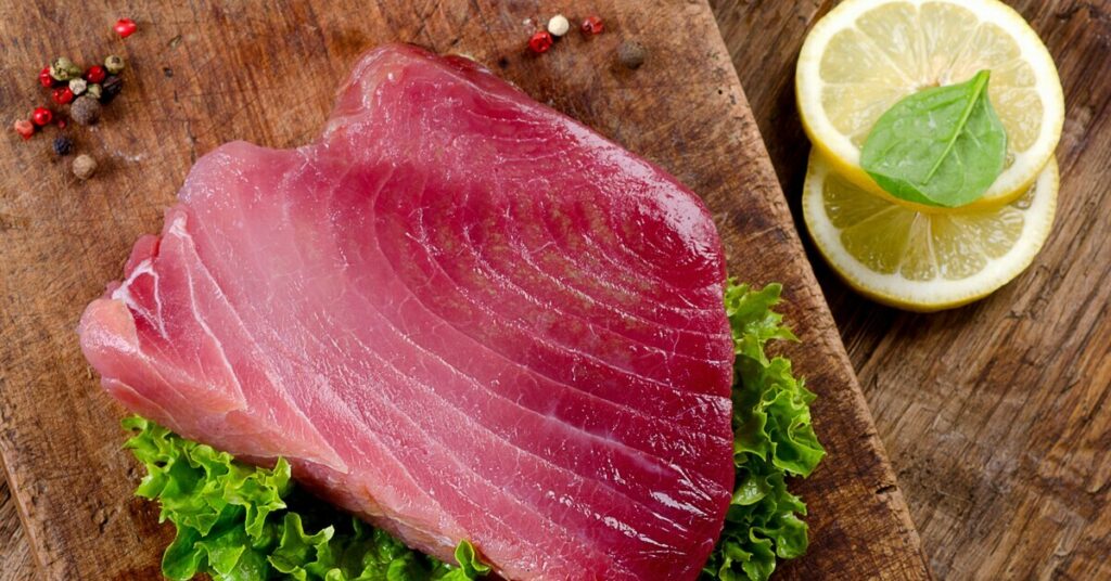 Surowe mięso tuńczyka