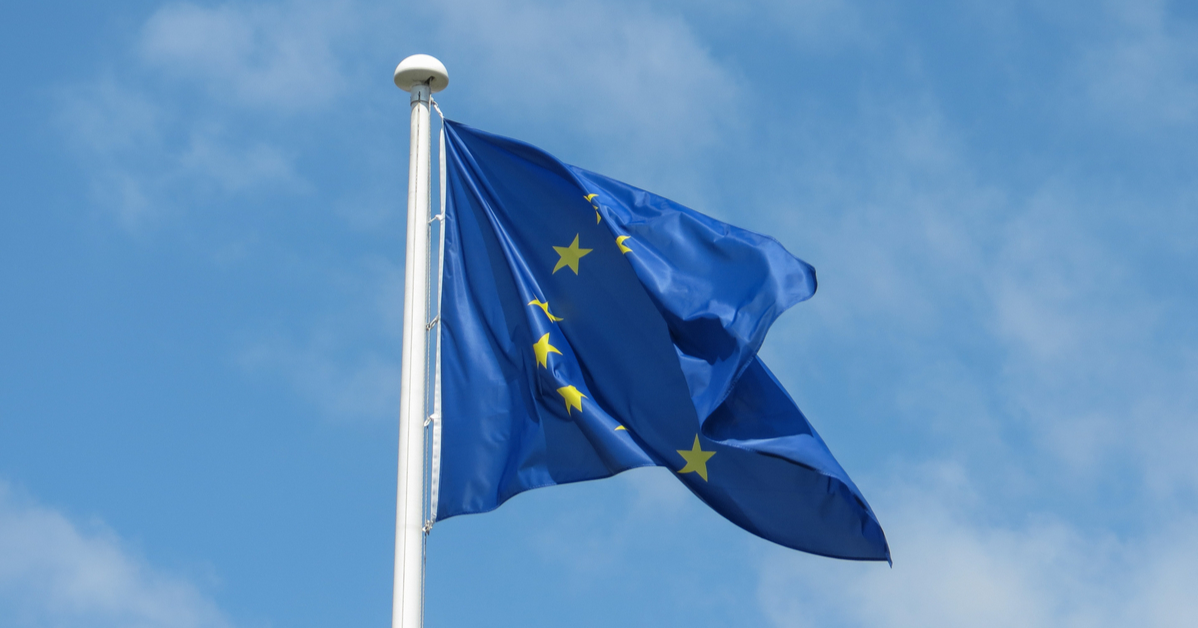Flaga Unii Europejskiej na tle nieba
