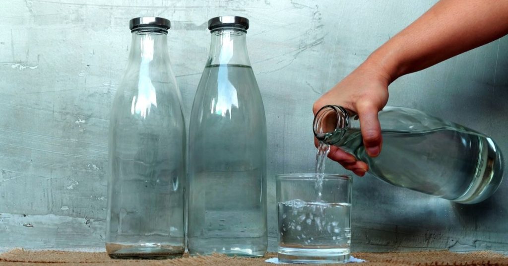 Woda mineralna w szklanej butelce
