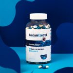 Butelka Calcium Control na niebieskim tle