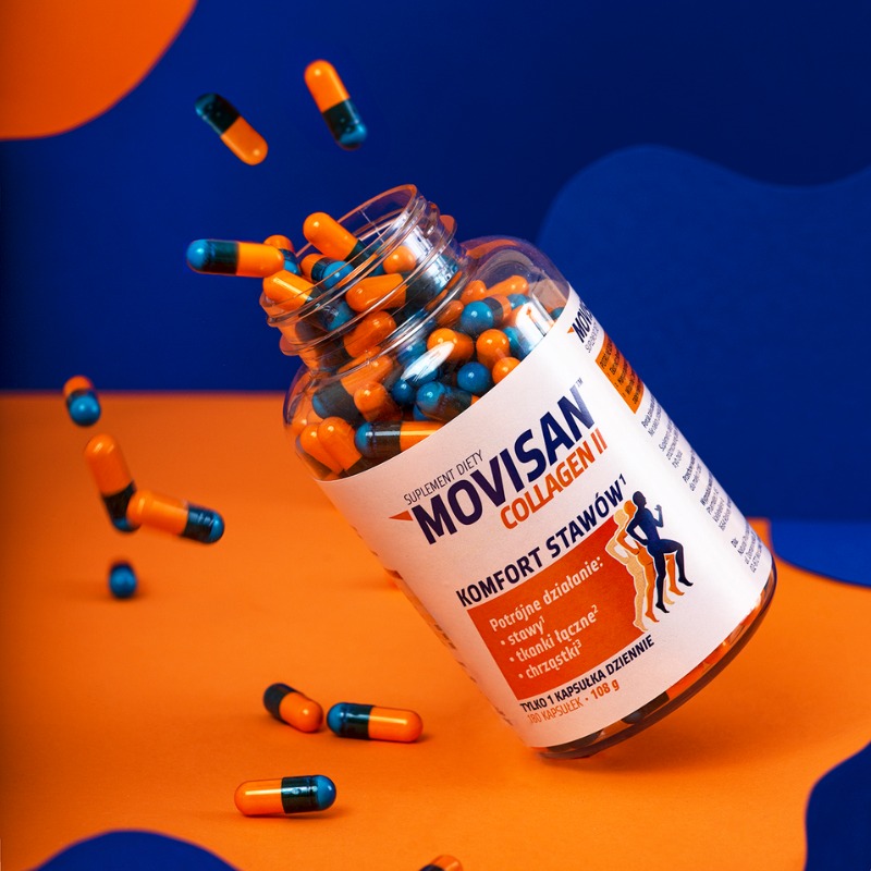 Butelka suplementu Movisan Collagen II, z której wysypują się niebiesko-pomarańczowe kapsułki