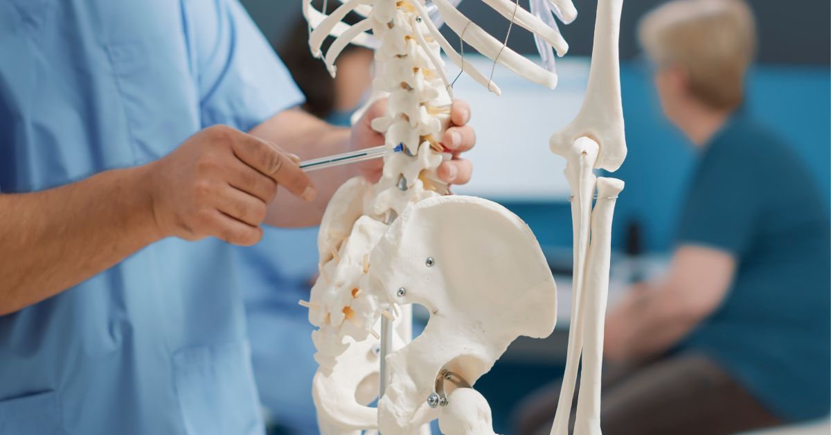 Osteoporoza: co to takiego? Objawy, przyczyny, leczenie