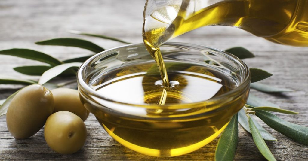 Oliwa z oliwek przelewana do miseczki