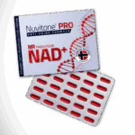 Opakowanie suplementu diety Nuvitone PRO zawiera kapsułki NR, które wspierają produkcję NAD+, przyczyniając się do procesu anti-aging.