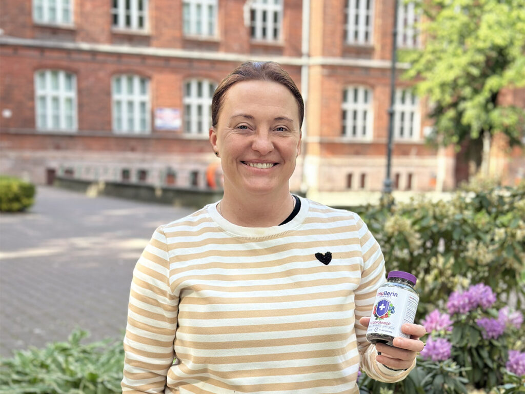 Pani Marlena pozuje w Świebodzinie z suplementem diety ImuBerin.