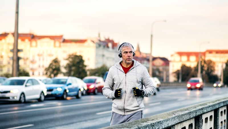 Dojrzały mężczyzna biegający z energią